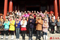 刘恺威支持文化公益 赴孔庙修国学弹古琴