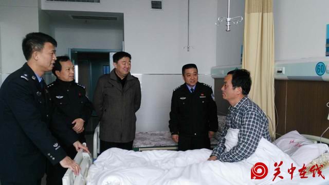 带病守岗显忠诚  人民公安为人民 ——白水县公安局政委王辉代表局党委看望因病住院民警