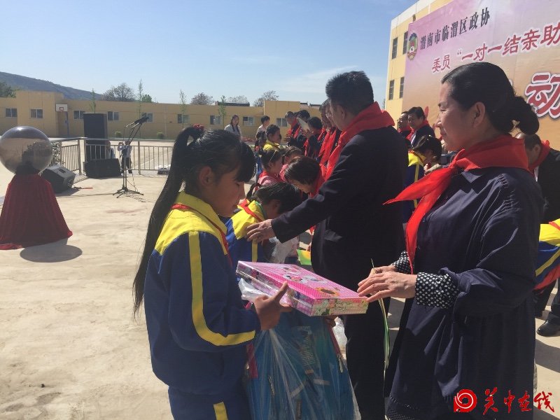 临渭区政协委员＂一对一结亲助学＂