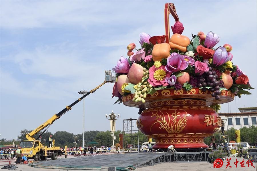 【关中在线】天安门广场＂祝福祖国＂ 巨型花篮布置完毕