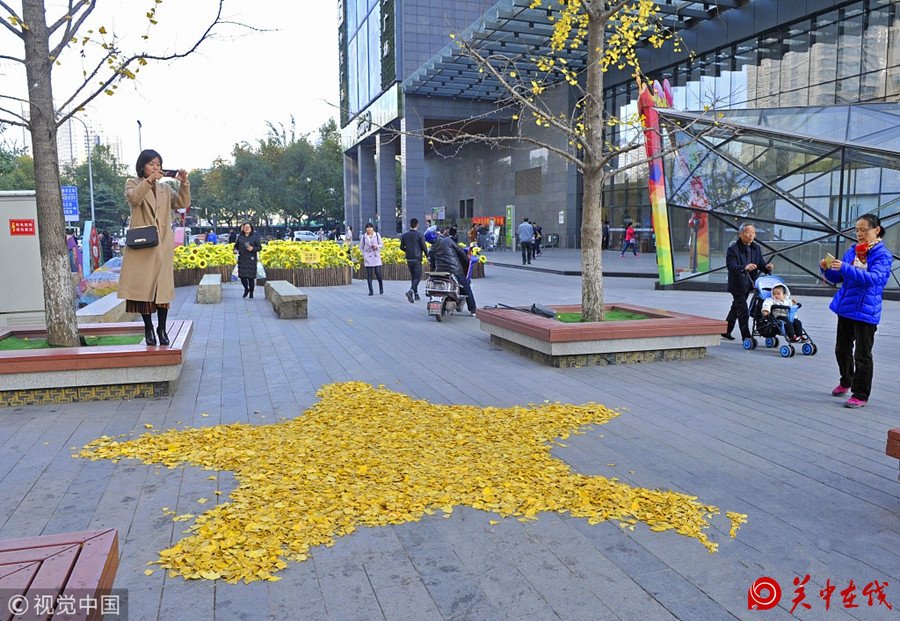 【关中在线】西安保洁员将落叶“画”成各种图样 市民纷纷留影