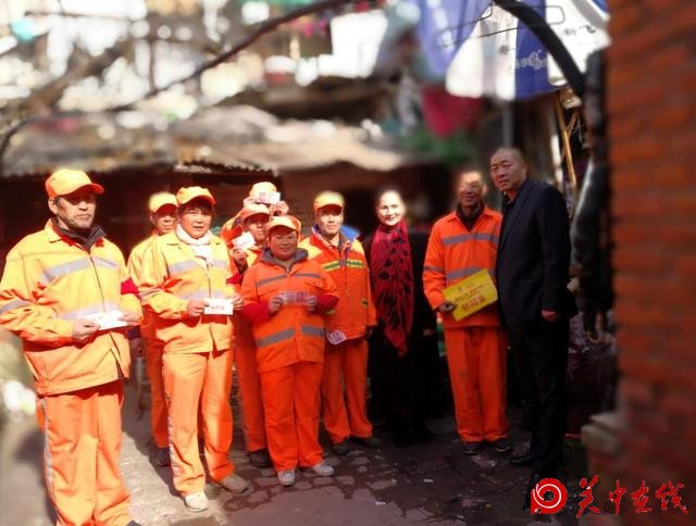 【关中在线】西安环卫工收到2000元捐款 当场分1000给同事 说：我也要温暖别人