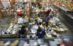 “双十一”购物狂欢 快递公司满负荷运转