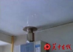 楼上空房阀门大开 楼下住户成水帘洞