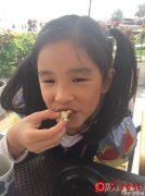 张庭幸福晒儿女照 网友:一个像爸一个像妈