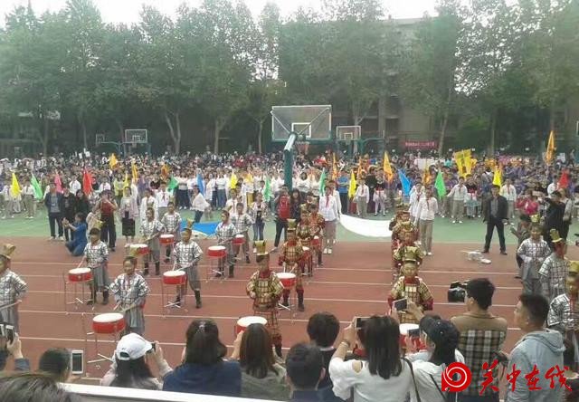 临潼的一所小学运动会开幕式具有浓浓的秦风唐韵，异彩纷呈！