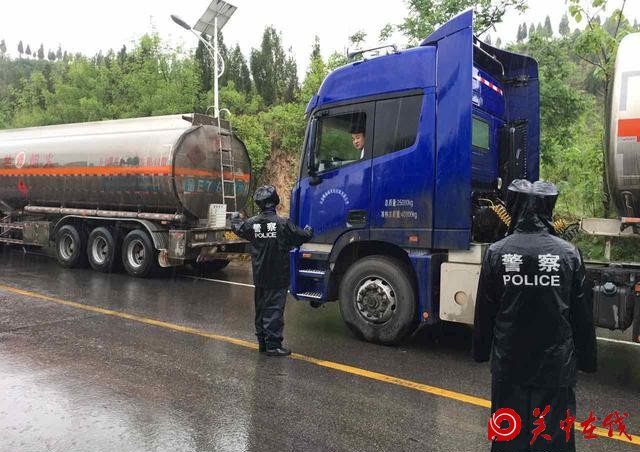 潼关交警：大雨中演绎着“交警”到“浇警”的坚守与执着