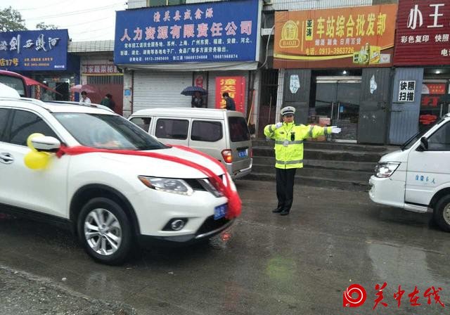 潼关交警：大雨中演绎着“交警”到“浇警”的坚守与执着