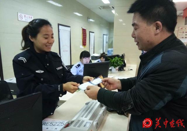 潼关交警：大雨中演绎着“交警”到“浇警”的坚守与执着