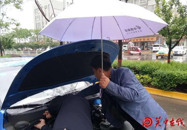 潼关交警：大雨中演绎着“交警”到“浇警”的坚守与执着