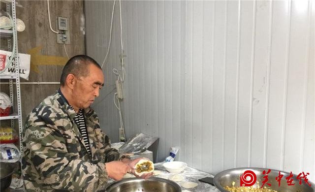 让环卫工免费吃包子喝稀饭 包子铺老板献爱心获点赞