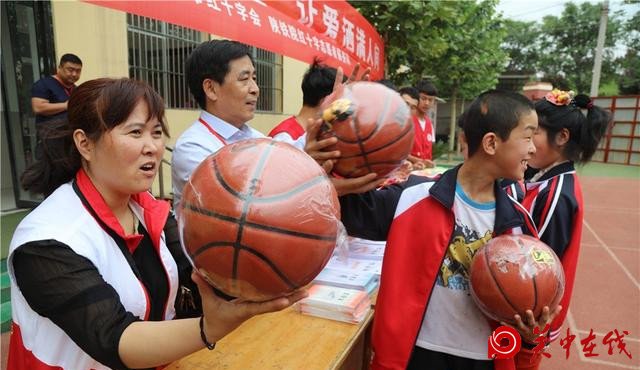 渭南市红十字会联合大学生党员志愿者为智障学生送欢乐