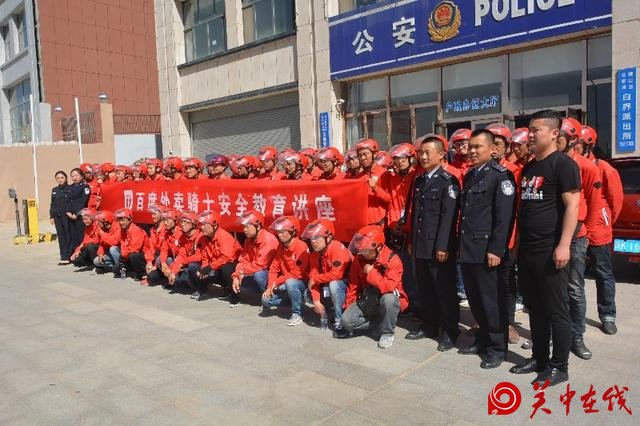 横山交警为百度外卖员工送“安全早餐”