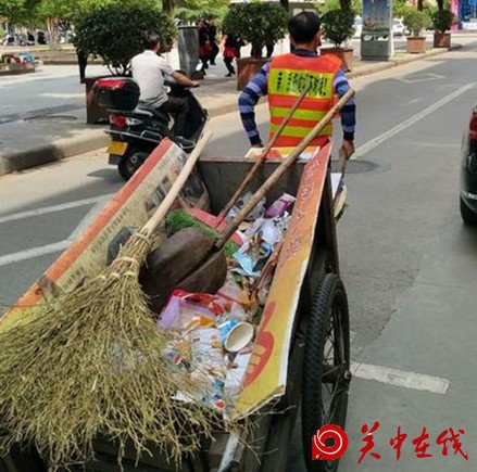 安康汉阴环卫工人个性马甲“萌”出文明来！