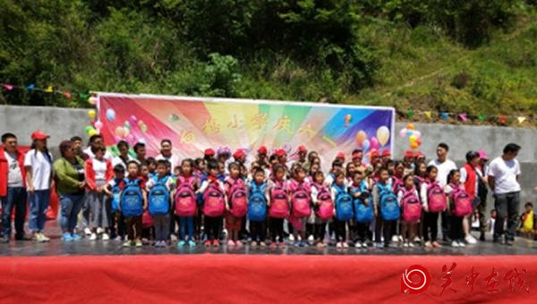 茉莉爱心公益联盟志愿者与紫阳白鹤小学师生共庆儿童节