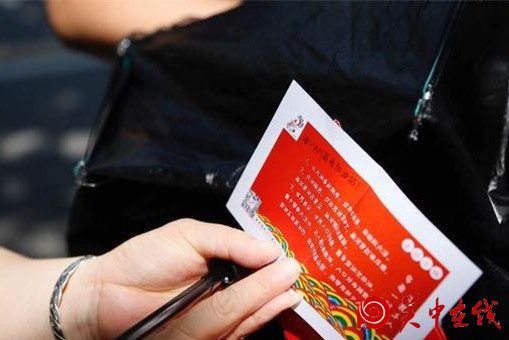 “知识红包”贺高考考生金榜题名 大学生场外送祝福