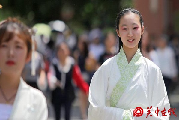 西安大学生穿汉服出行 呼吁关注传统文化