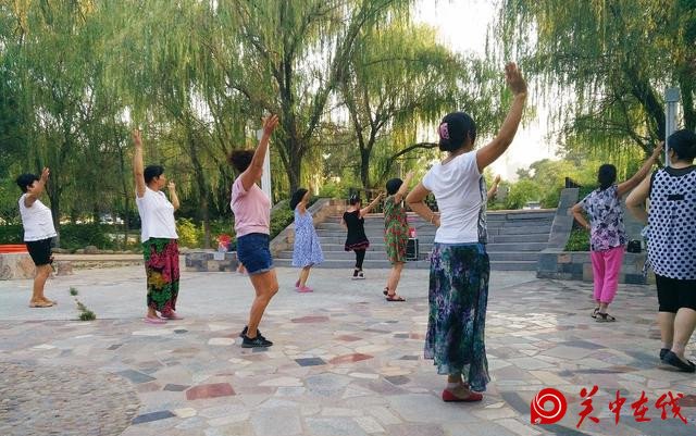 西安的广场舞大妈不惧大暑，竟惹得大爷也翩翩起舞！
