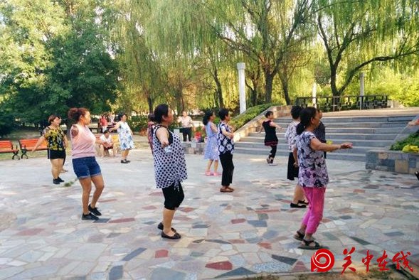 西安的广场舞大妈不惧大暑，竟惹得大爷也翩翩起舞！