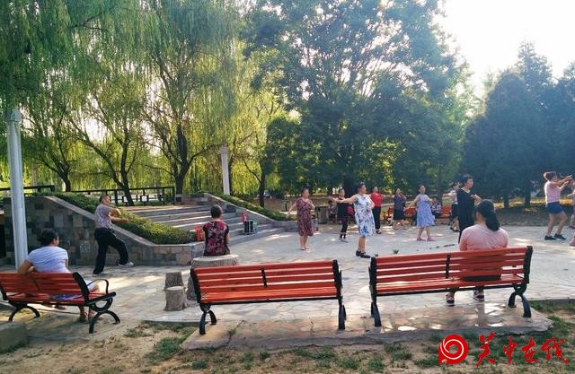 西安的广场舞大妈不惧大暑，竟惹得大爷也翩翩起舞！