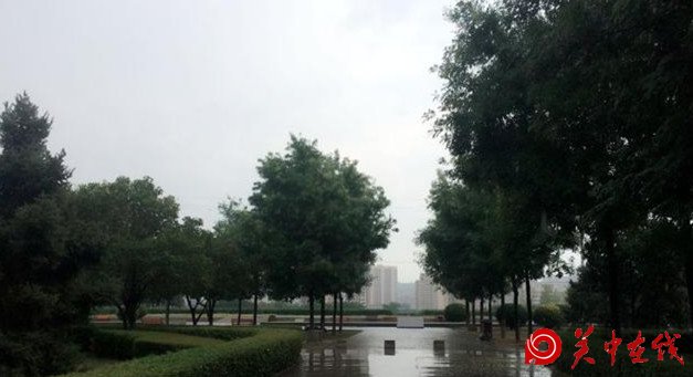 西安突然阵雨部分地段现积水 市民出行请注意