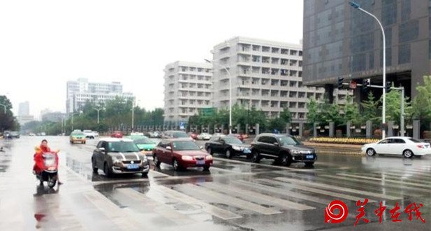 西安突然阵雨部分地段现积水 市民出行请注意