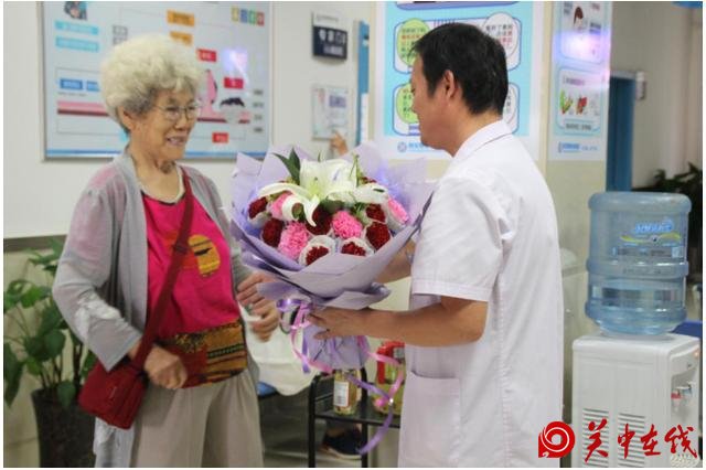 西安一医院为“320岁老人”过生日