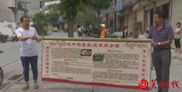西安游客大意失包 镇安店主拾金不昧