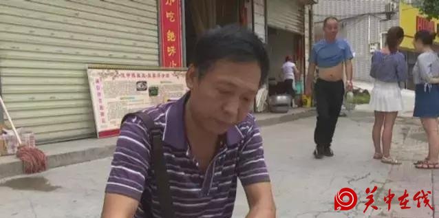 西安游客大意失包 镇安店主拾金不昧