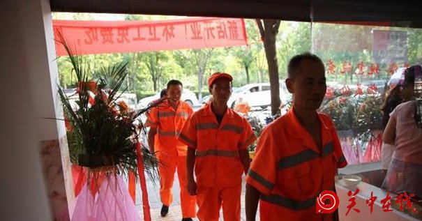 保洁员的儿子开饺子馆 邀请200名保洁员免费吃