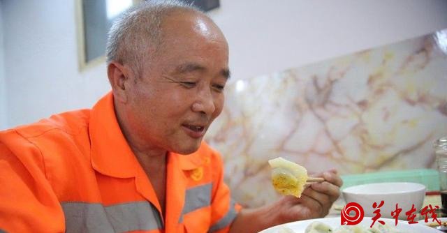 保洁员的儿子开饺子馆 邀请200名保洁员免费吃