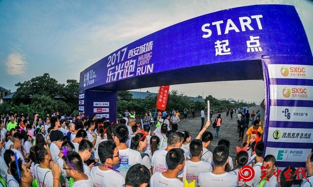 3000名跑步爱好者“夜跑”西安城墙