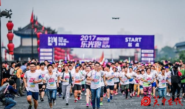 3000名跑步爱好者“夜跑”西安城墙