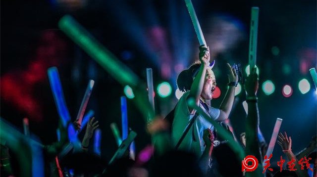 3000名跑步爱好者“夜跑”西安城墙