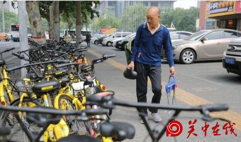 西安六旬老人每天走10公里，就为了义务修共享单车