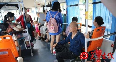 西安六旬老人每天走10公里，就为了义务修共享单车