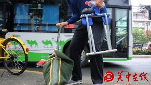 西安六旬老人每天走10公里，就为了义务修共享单车