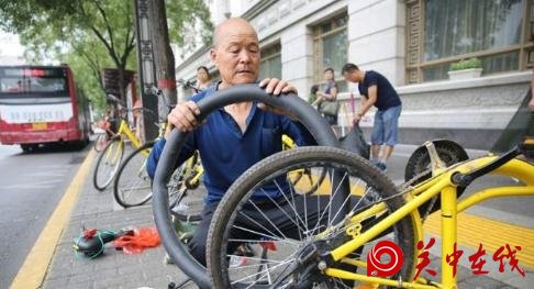 西安六旬老人每天走10公里，就为了义务修共享单车