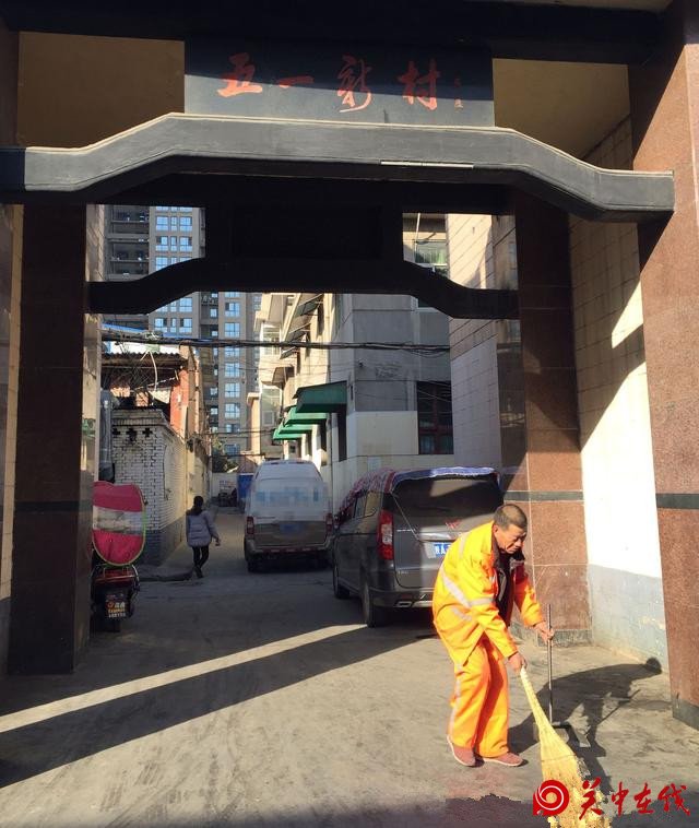 西安环卫工收到2000元捐款 当场分1000给同事 说：我也要温暖别人