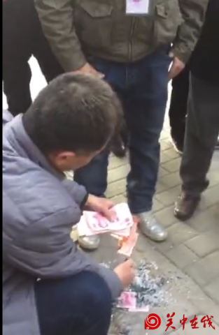 【关中在线】（惊呆!男子当街烧2万多元现金）网友直呼太土豪