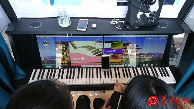 西安曲江书城门口现钢琴弹吧
