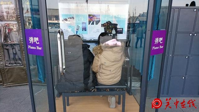 西安曲江书城门口现钢琴弹吧
