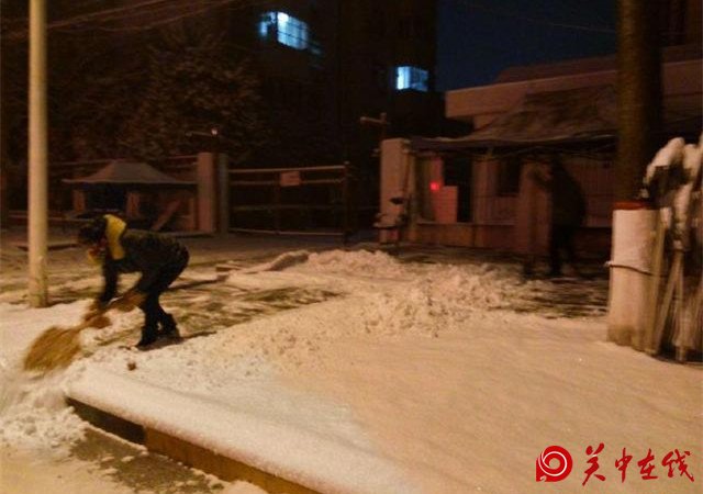西安大雪 上班族纷纷迟到 老板说今天迟到很正常