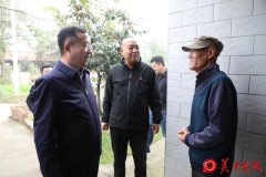 渭南高新区党工委副书记薛清军在良田办庙南村调研指导主题教育和脱贫攻坚工作
