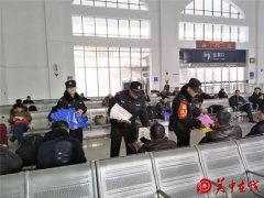 靖边铁警开展安全宣传，护航旅客回家路