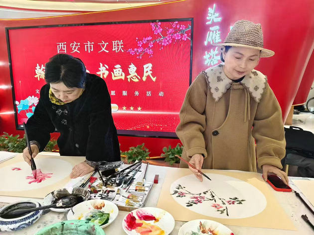 笔墨送暖意 丹青润邻里——西安文联文艺“六进”惠及紫薇社区