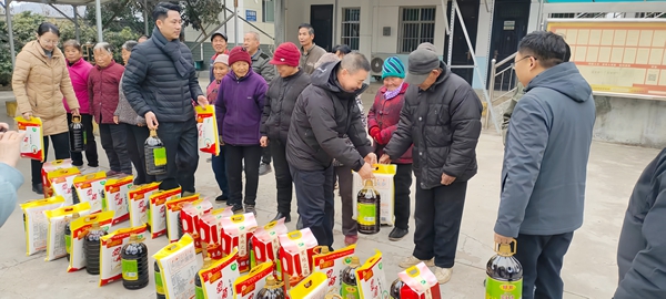 爱心捐赠 让帮扶村暖意融融
